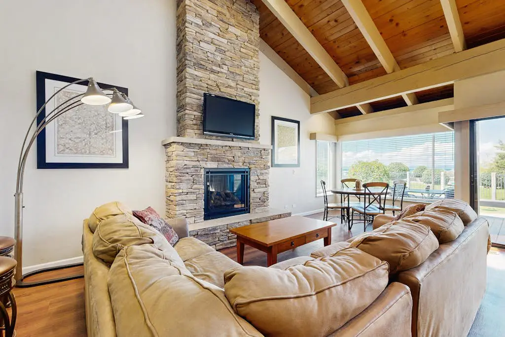 Relaxing townhome with gorgeous views of the water and numerous amenities