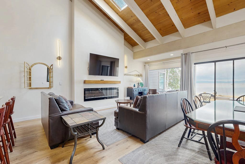 Blissful townhome with gorgeous views of the lake and relaxing amenities