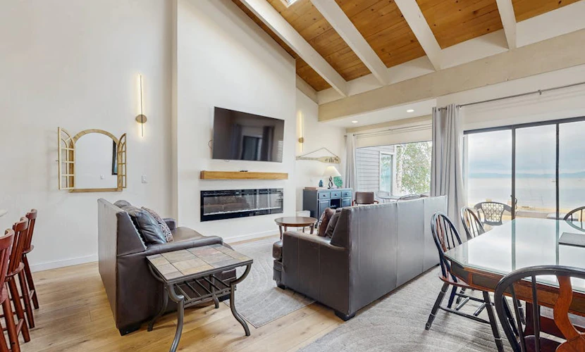Blissful townhome with gorgeous views of the lake and relaxing amenities