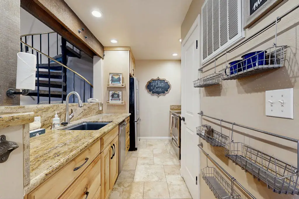 Dreamy mountain basecamp at Lakeland Village with amazing amenities