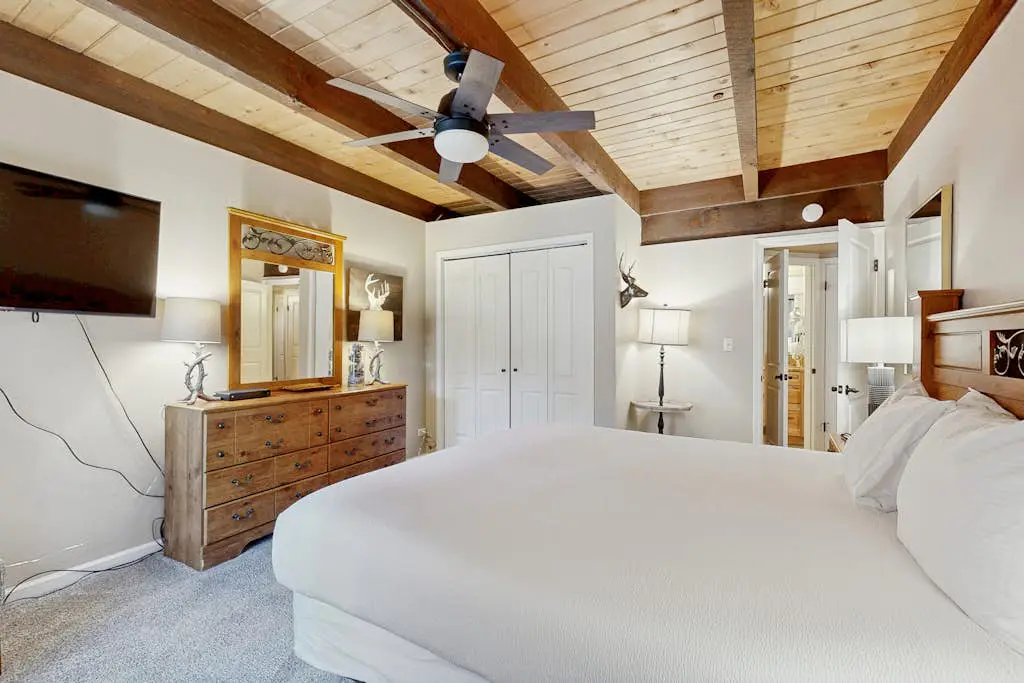 Dreamy mountain basecamp at Lakeland Village with amazing amenities
