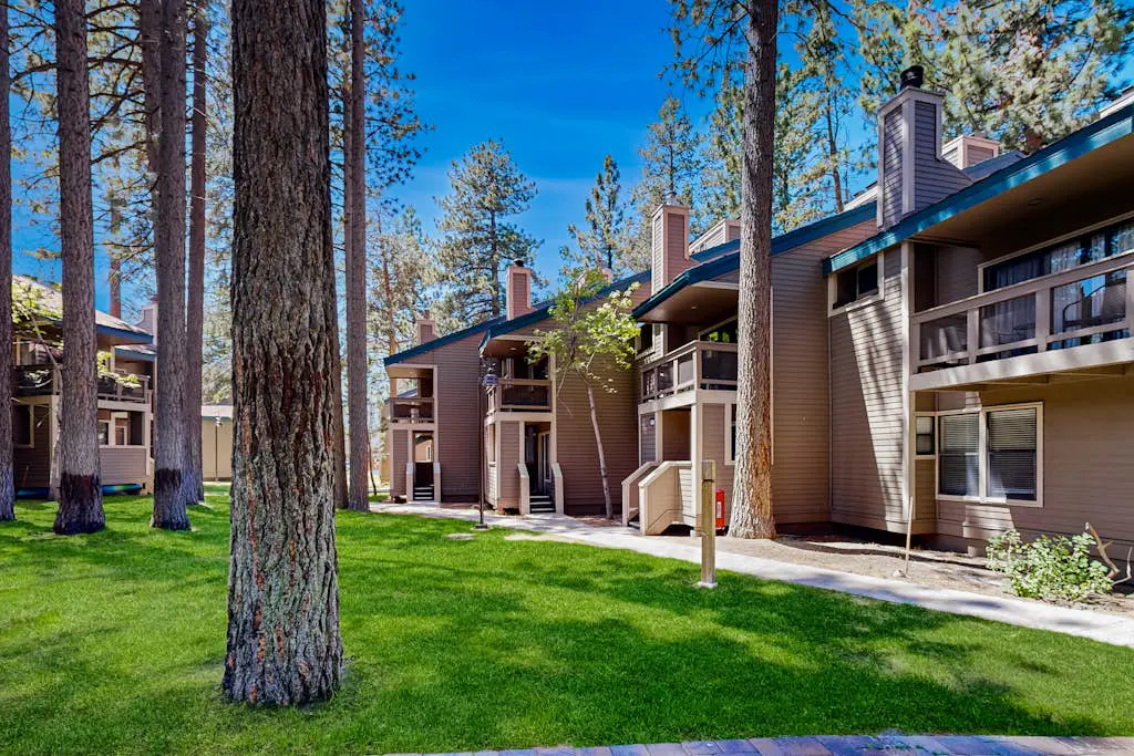 Dreamy mountain basecamp at Lakeland Village with amazing amenities