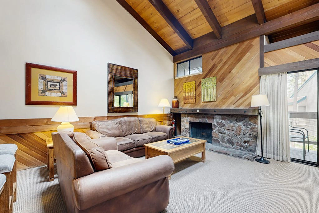 Cozy townhouse with pool access, deck, fireplace, and WiFi