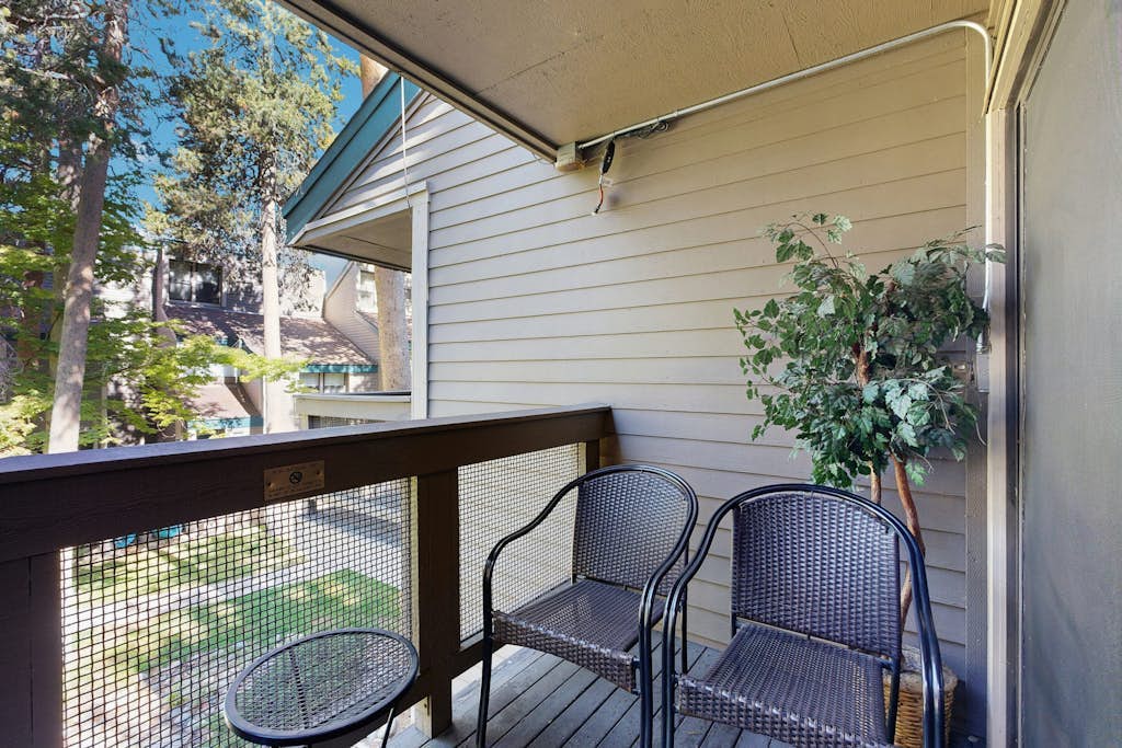 Get to know the great outdoors from this 3-story home with lakefront pool access