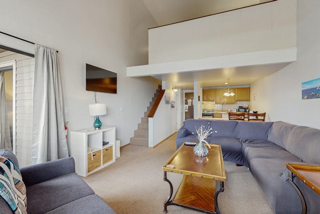 Experience Laid-back Mountain Living at this Townhome w/Beach, Pool and Spa