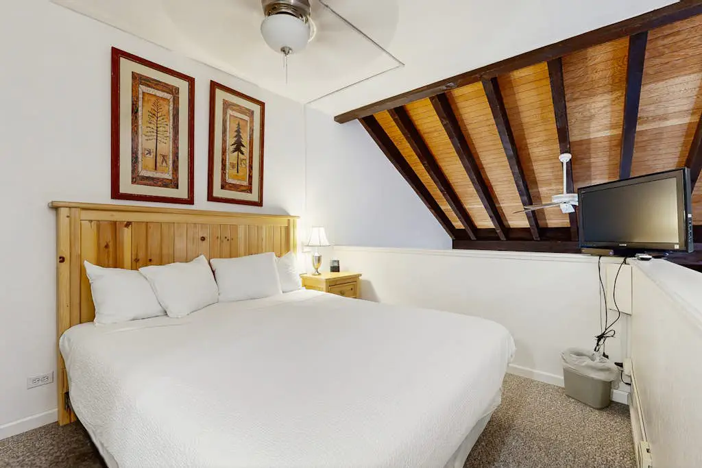 Lakeland Village 330