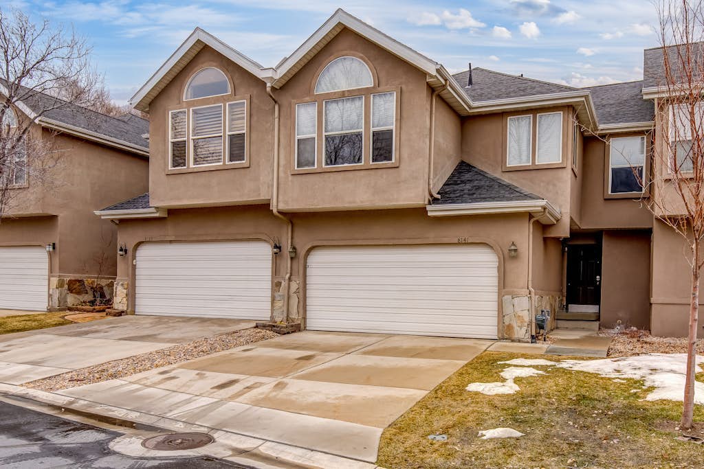 Newly remodeled home w/ arge private hot tub, fireplace, & nearby park