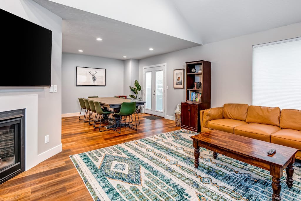 Newly remodeled home w/ arge private hot tub, fireplace, & nearby park