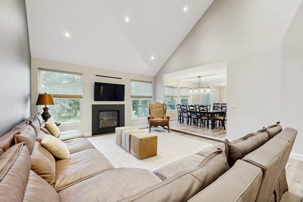 Large & Luxurious Home w/ Private Hot Tub, and Fireplace