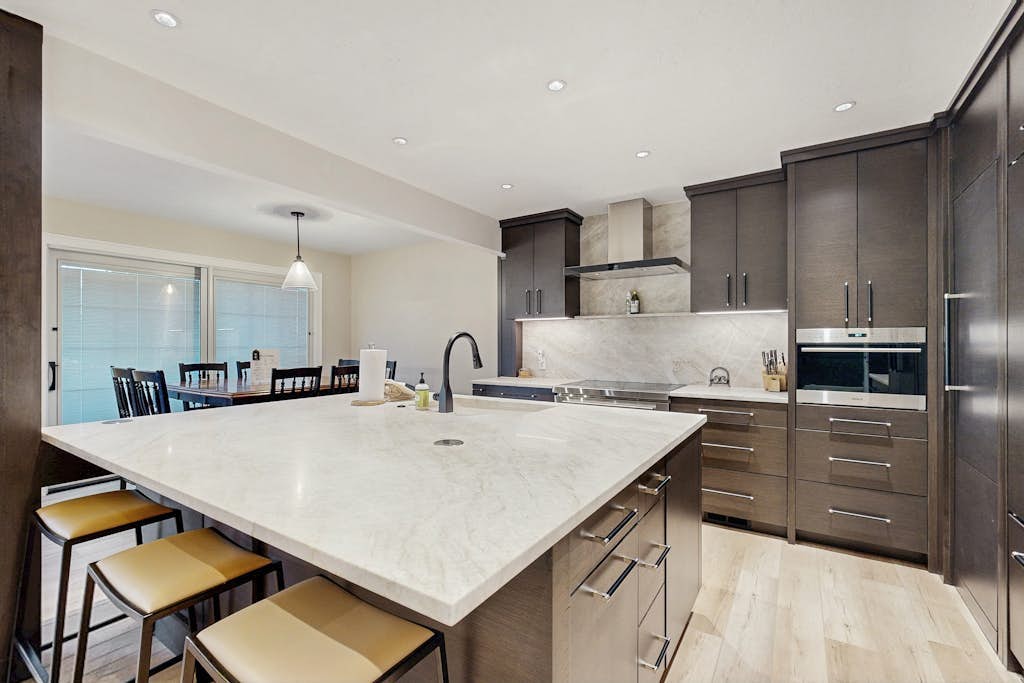 Large & Luxurious Home with  Private Hot Tub, and Fireplace