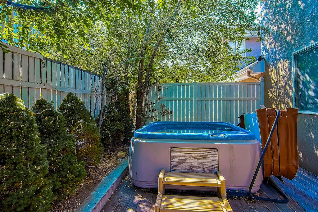 Spacious and sophisticated home w/ private hot tub - close to skiing