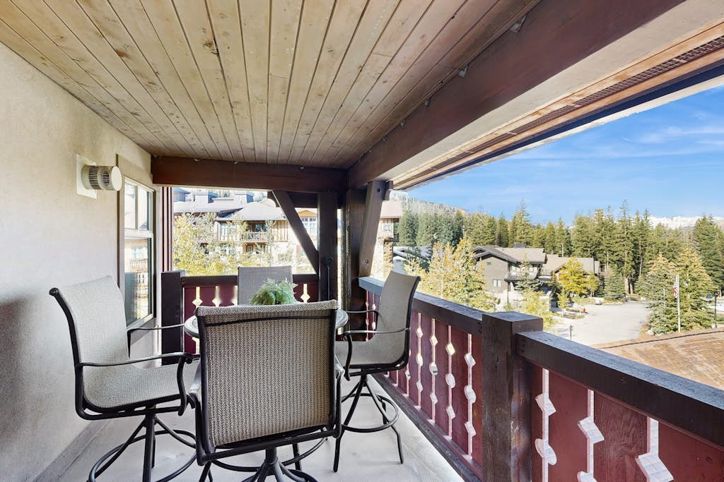 Lovely mountain-view condo with shared hot tub, pool & more - walk to lifts