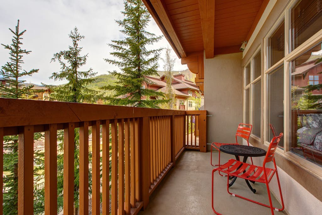 2nd-floor ski-in/out condo w/balcony, fireplace, shared pool, hot tub, game room