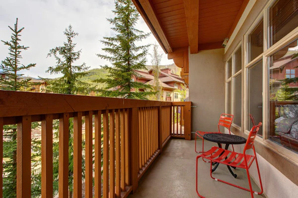 2nd-floor ski-in/out condo w/balcony, fireplace, shared pool, hot tub, game room