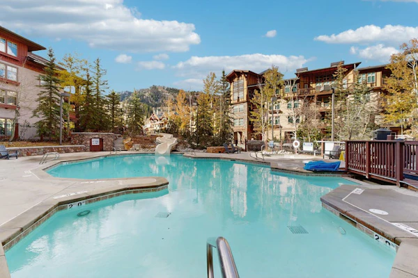 2nd-floor ski-in/out condo w/balcony, fireplace, shared pool, hot tub, game room