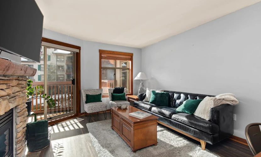 Lovely ski-in/out condo w/ community hot tub, pool & Club Solitude access