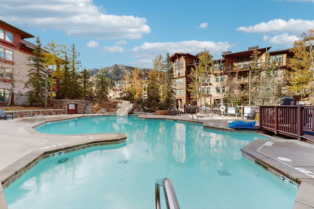 Lovely ski-in/out condo w/ community hot tub, pool & Club Solitude access