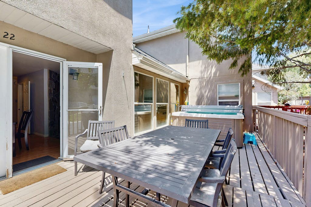 Quiet & spacious townhome w/ a private hot tub & great views - close to skiing