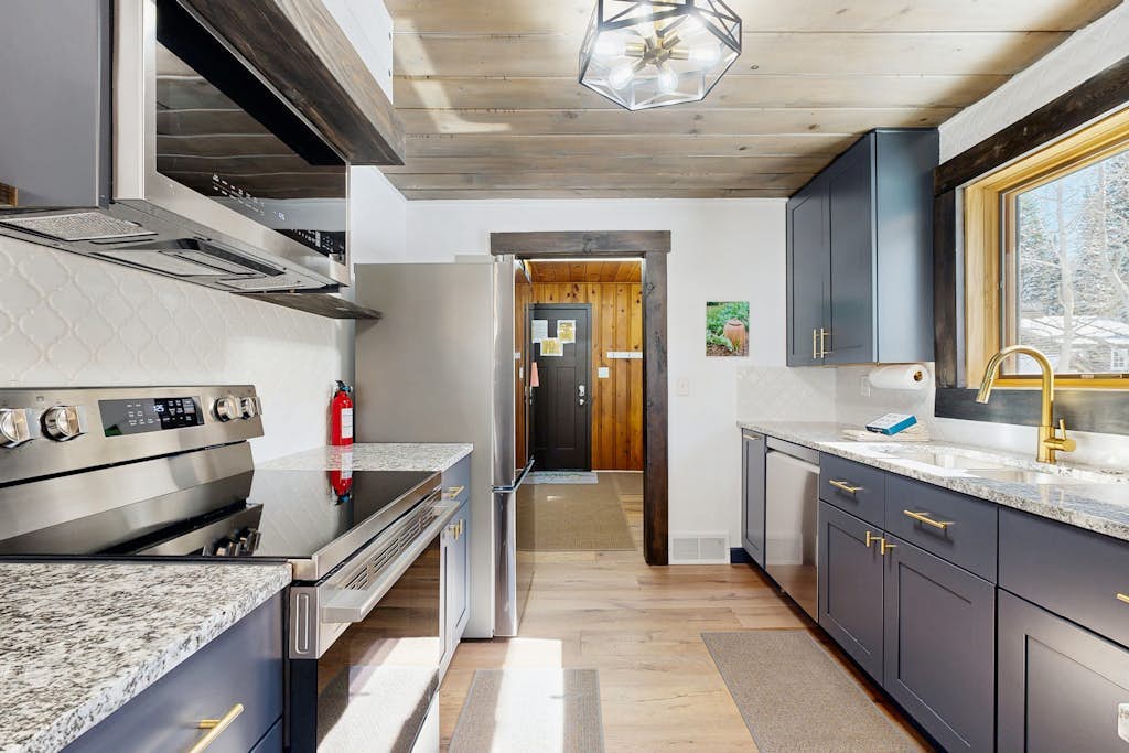 Newly remodeled ski-in/ski-out cabin w/washer/dryer, new kitchen - walk to lifts