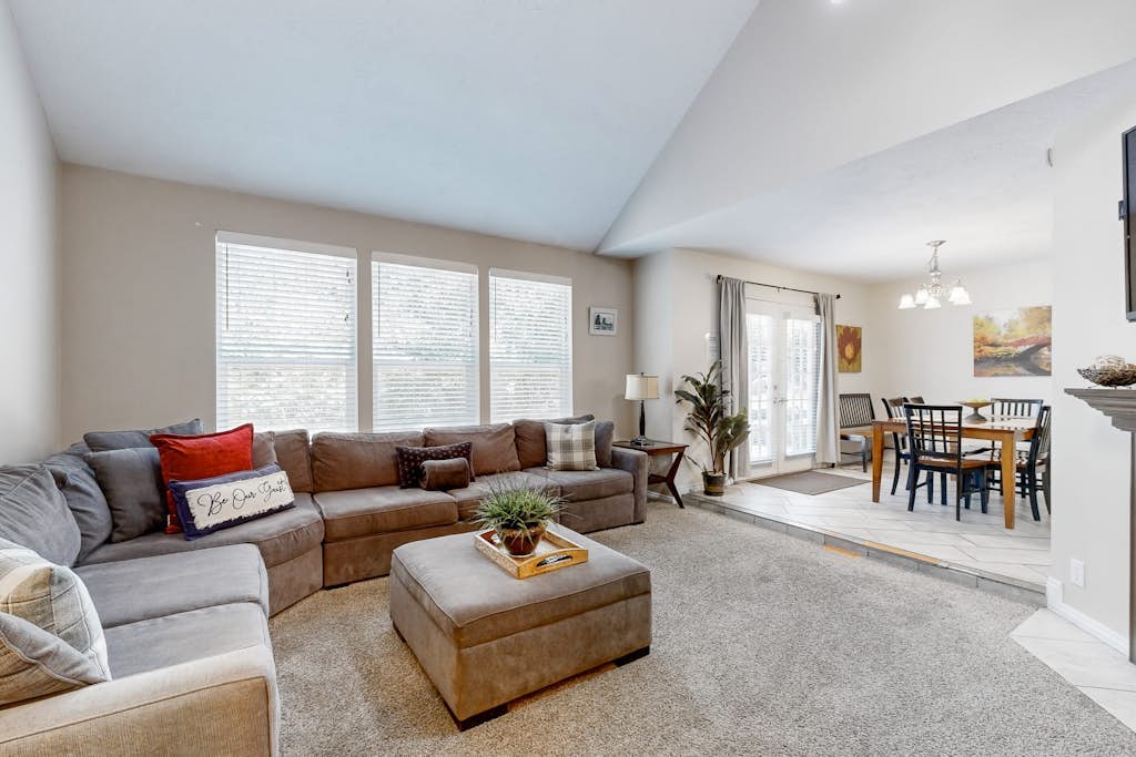 Charming townhome w/ private hot tub, foosball table, easy canyon access