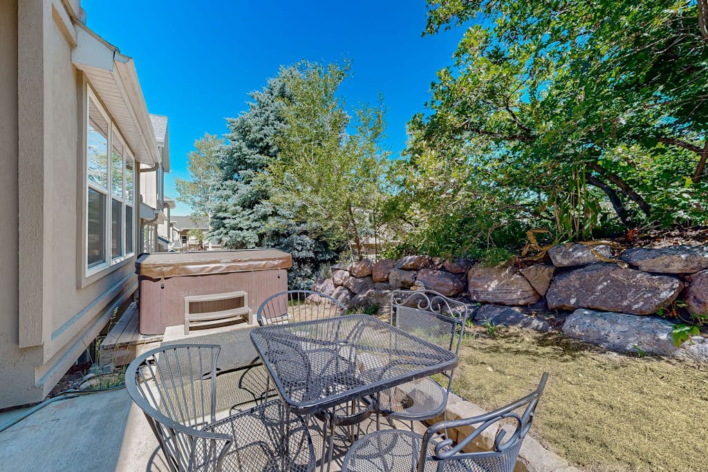 Charming townhome w/ private hot tub, foosball table, easy canyon access