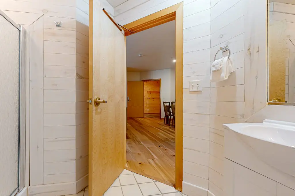 Stay in Solitude -Creekside 102