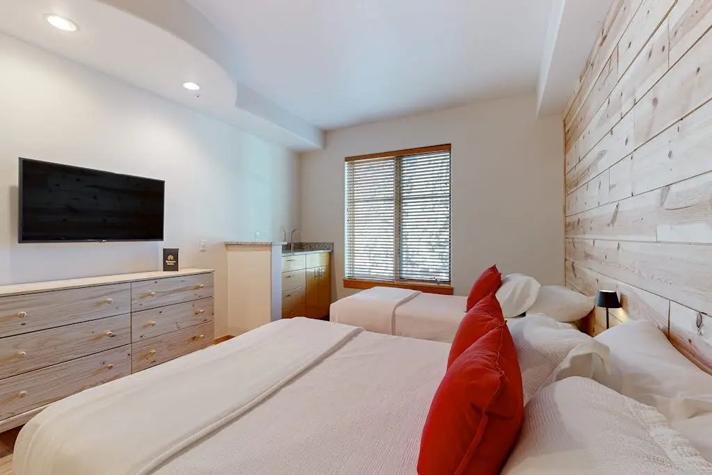 Stay in Solitude -Creekside 102