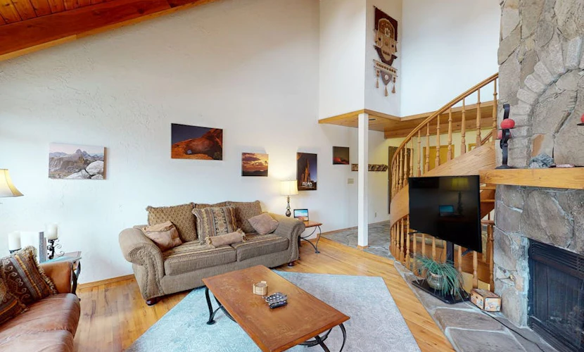 Cozy townhouse with rustic feel - private sauna & gas fireplace