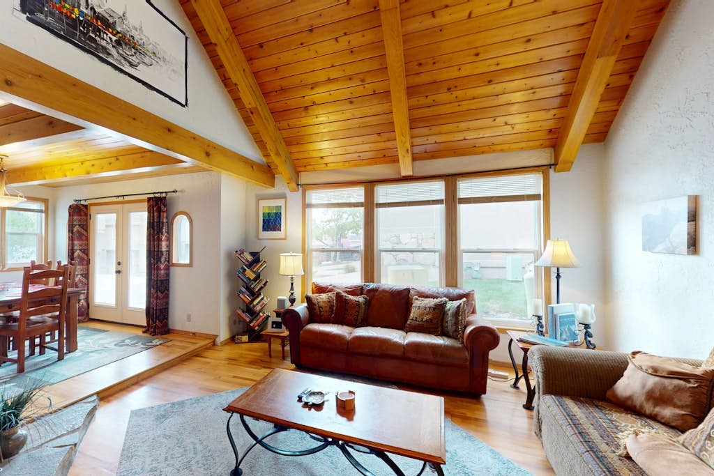 Cozy townhouse with rustic feel - private sauna & gas fireplace