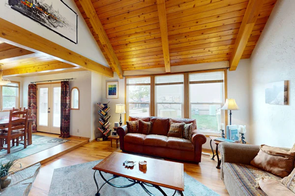 Cozy townhouse with rustic feel - private sauna & gas fireplace