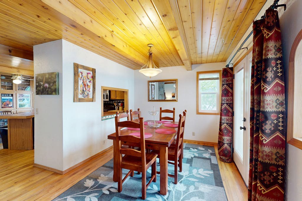 Cozy townhouse with rustic feel - private sauna & gas fireplace