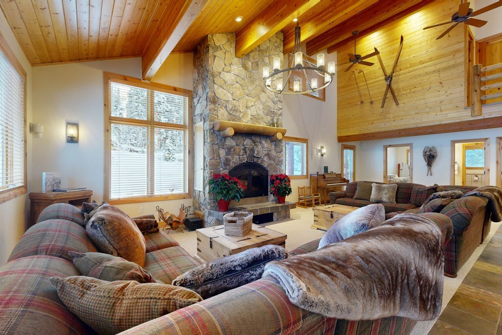 Beautiful ski chalet with gourmet kitchen, theater room & private hot tub