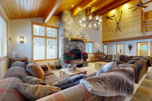 Beautiful ski chalet with gourmet kitchen, theater room & private hot tub