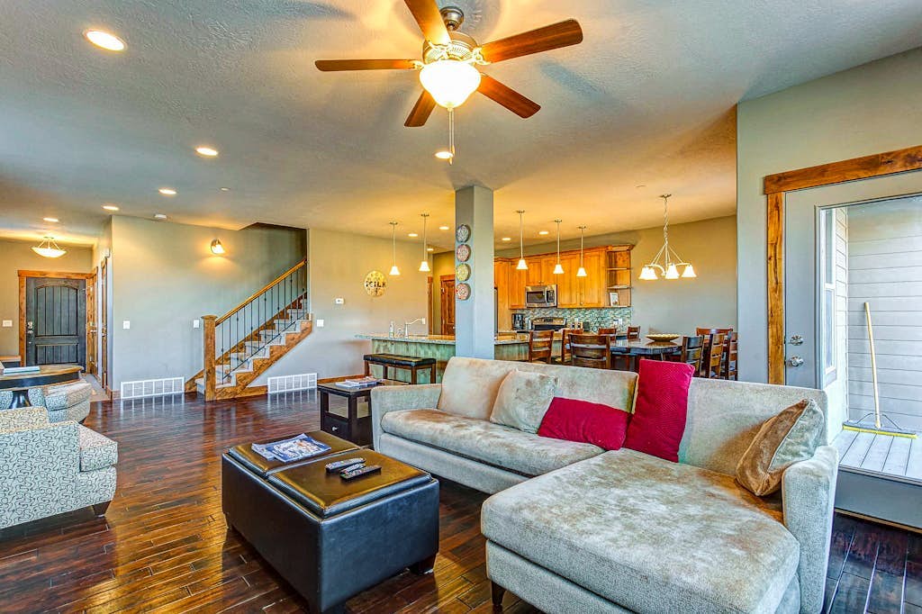 Home w/ fireplace, private hot tub, shared pool, game and fitness facilities