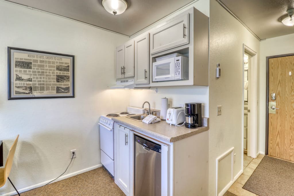 Studio condo with pool & hot tub - disability access, near the slopes
