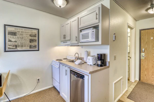 Studio condo with pool & hot tub - disability access, near the slopes