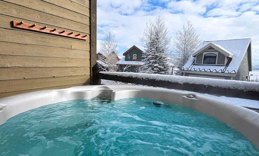 Comfortable Family Home with Private Hot Tub - Community Pool & Gym