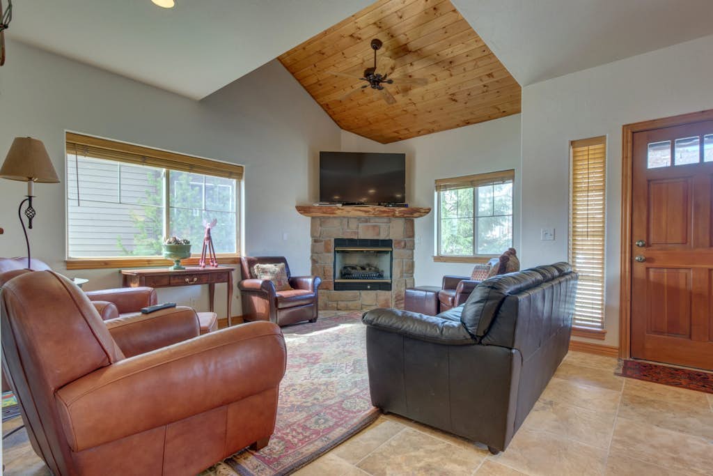 Comfortable Family Home with Private Hot Tub - Community Pool & Gym