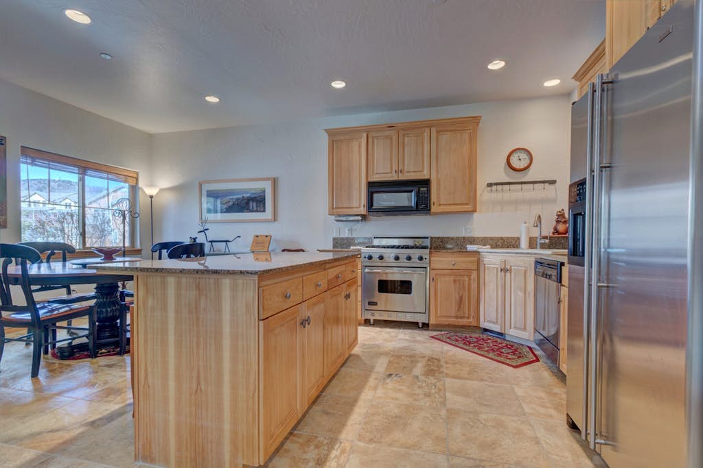 Comfortable Family Home with Private Hot Tub - Community Pool & Gym