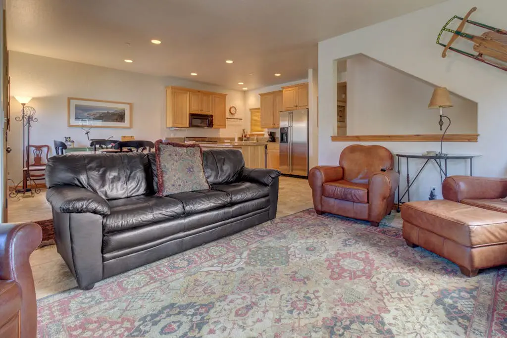 Comfortable Family Home with Private Hot Tub - Community Pool & Gym