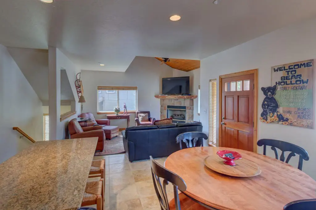 Comfortable Family Home with Private Hot Tub - Community Pool & Gym