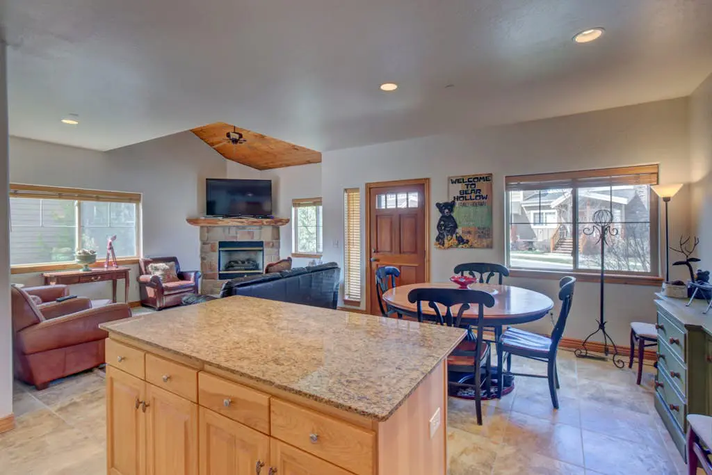 Comfortable Family Home with Private Hot Tub - Community Pool & Gym