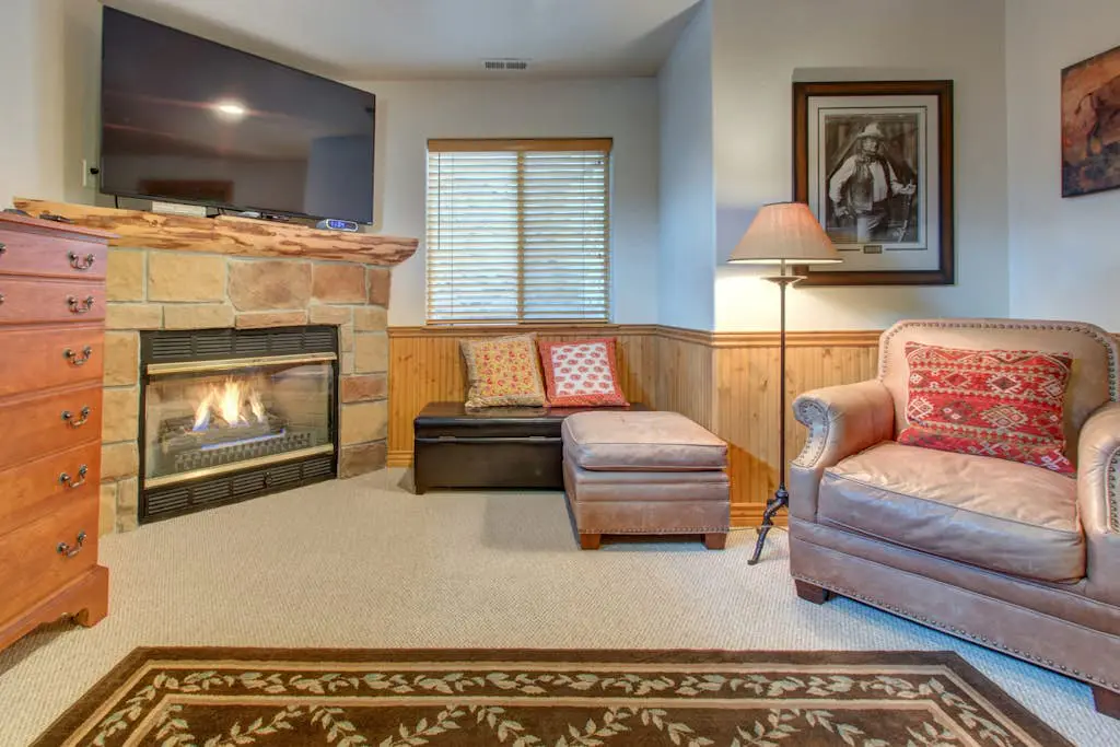 Comfortable Family Home with Private Hot Tub - Community Pool & Gym