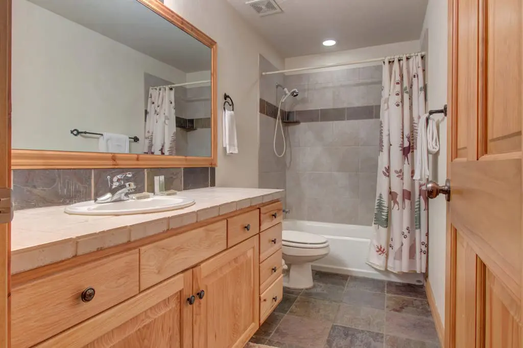 Comfortable Family Home with Private Hot Tub - Community Pool & Gym