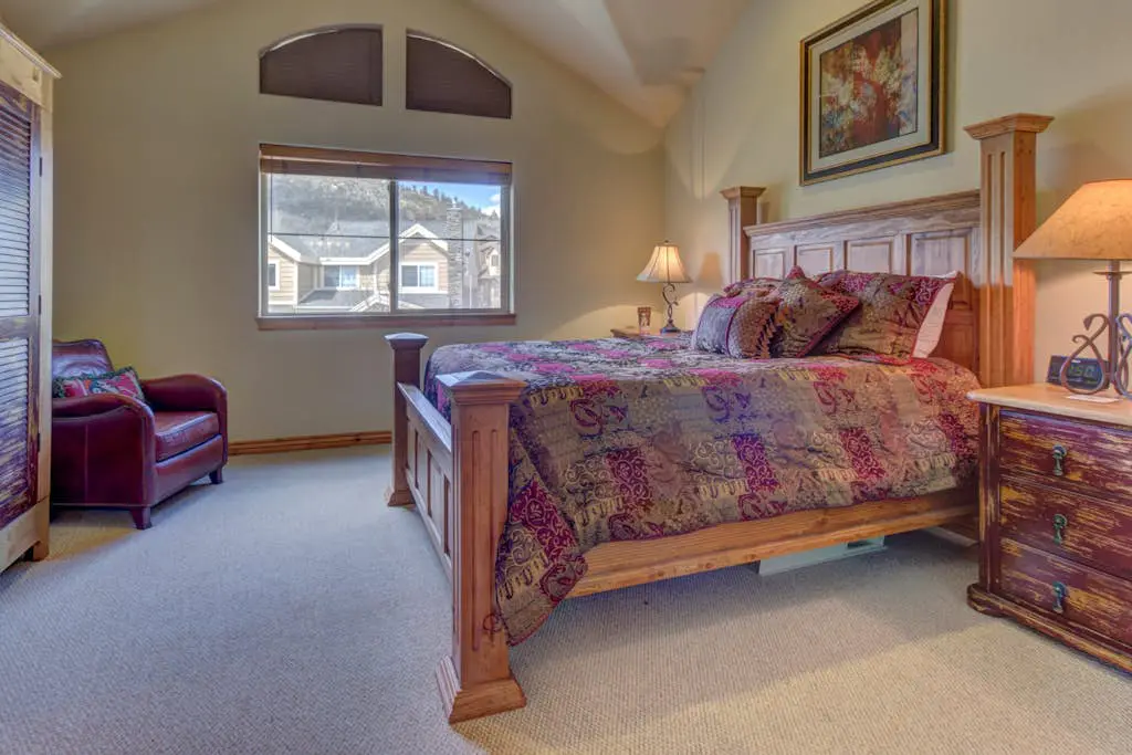 Comfortable Family Home with Private Hot Tub - Community Pool & Gym
