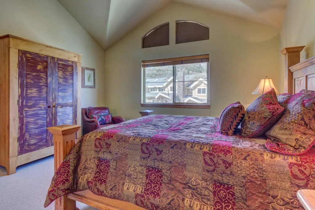 Comfortable Family Home with Private Hot Tub - Community Pool & Gym