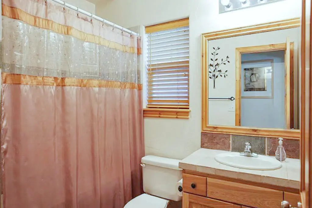 Comfortable Family Home with Private Hot Tub - Community Pool & Gym