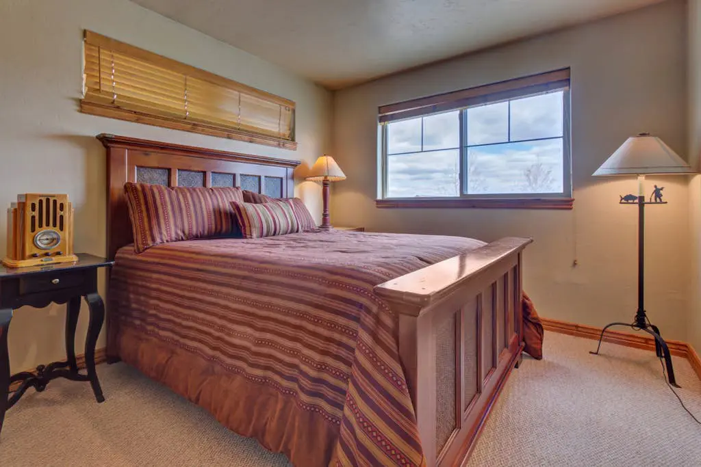 Comfortable Family Home with Private Hot Tub - Community Pool & Gym