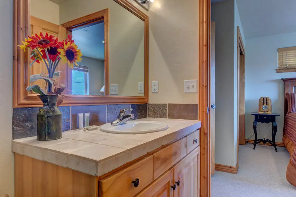 Comfortable Family Home with Private Hot Tub - Community Pool & Gym