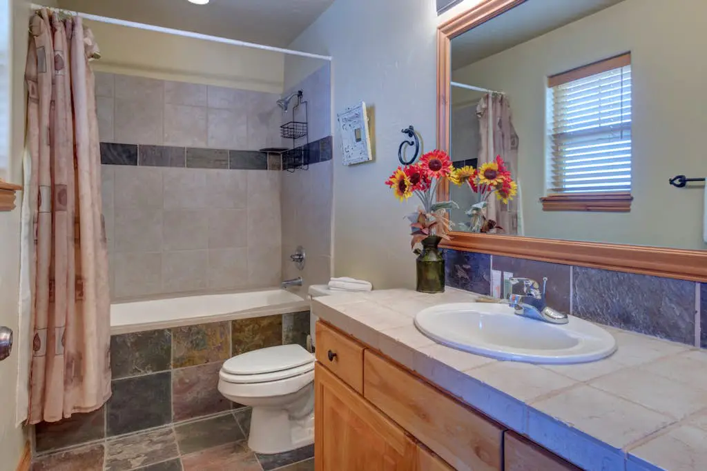 Comfortable Family Home with Private Hot Tub - Community Pool & Gym